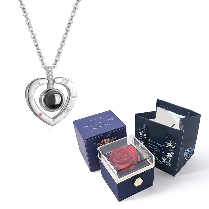 Coffret avec rose éternelle contenant un collier à projection de photos