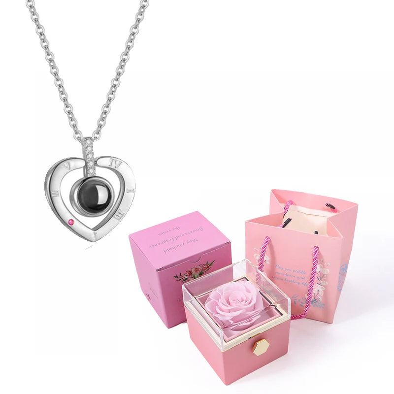 Coffret avec rose éternelle contenant un collier à projection de photos