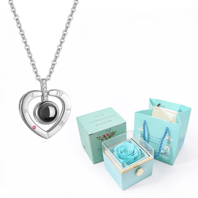 Coffret avec rose éternelle contenant un collier à projection de photos
