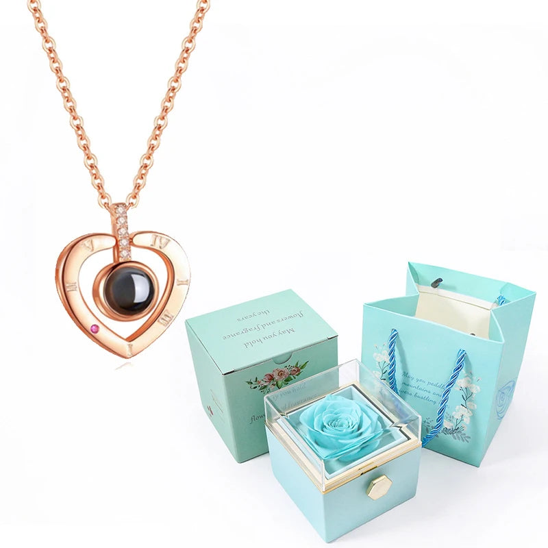 Coffret avec rose éternelle contenant un collier à projection de photos