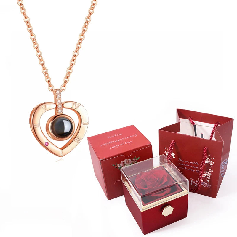 Coffret avec rose éternelle contenant un collier à projection de photos
