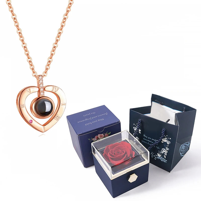 Coffret avec rose éternelle contenant un collier à projection de photos