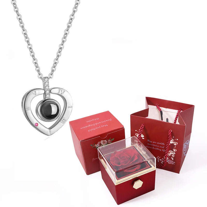 Coffret avec rose éternelle contenant un collier à projection de photos