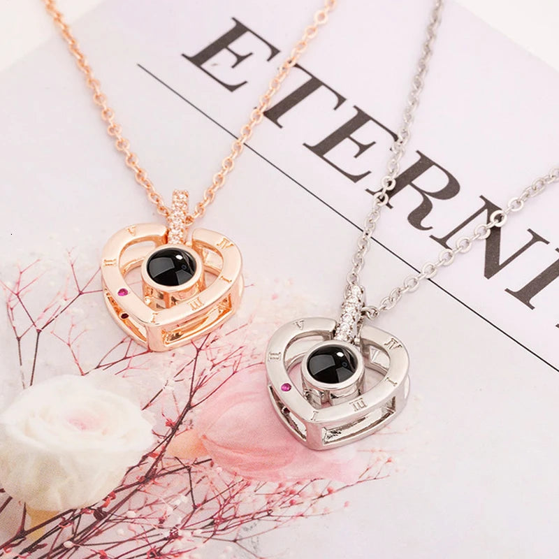 Coffret avec rose éternelle contenant un collier à projection de photos